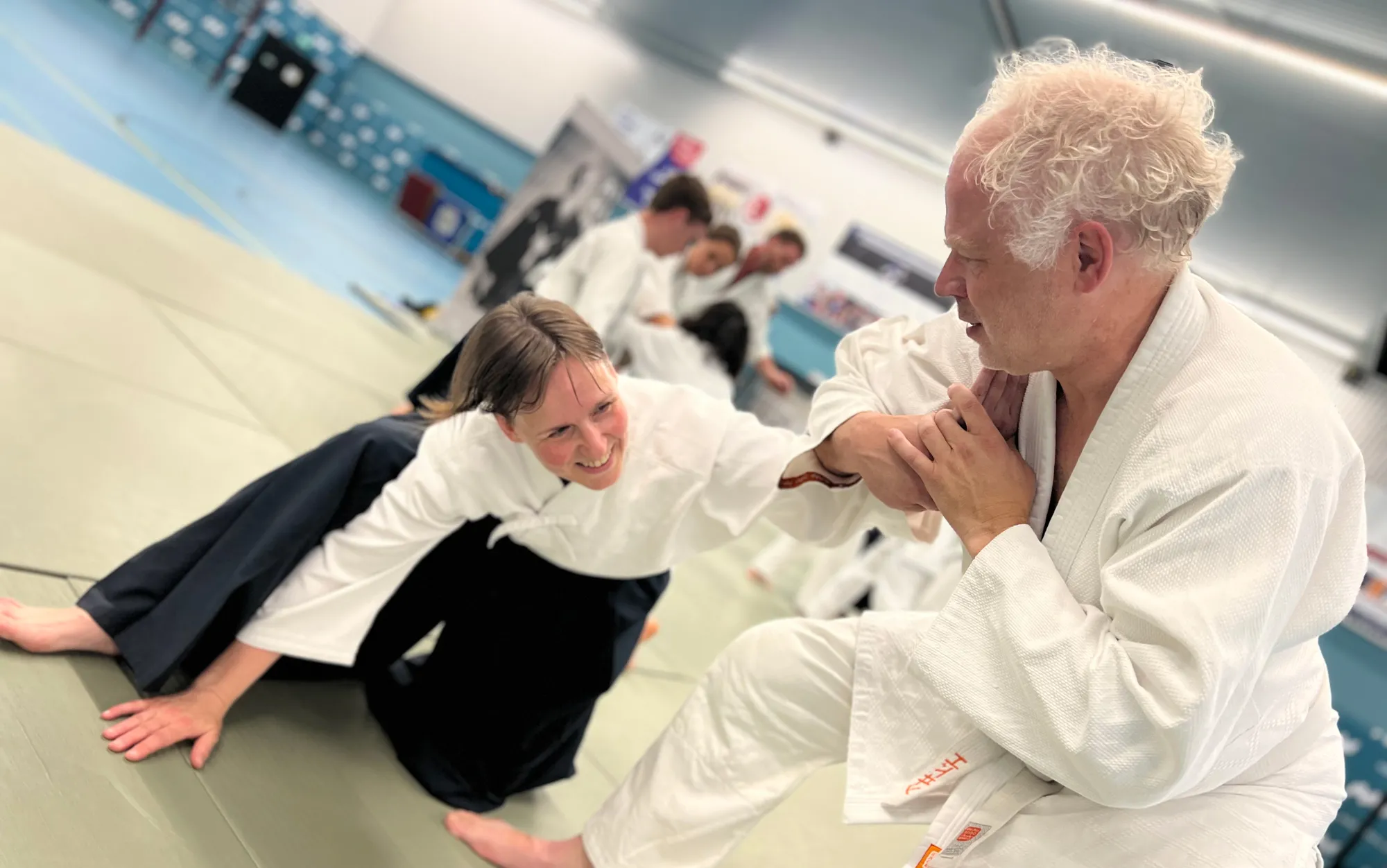 Man met grijs haar die boven de 50 jaar is traint Aikido bij sensei Edo Slui die les geeft in Zaltbommel